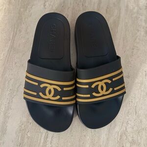 CHANEL CC Logo Rubber Slide Sandals Navy Gold | Size 38 (US 7.5–8)